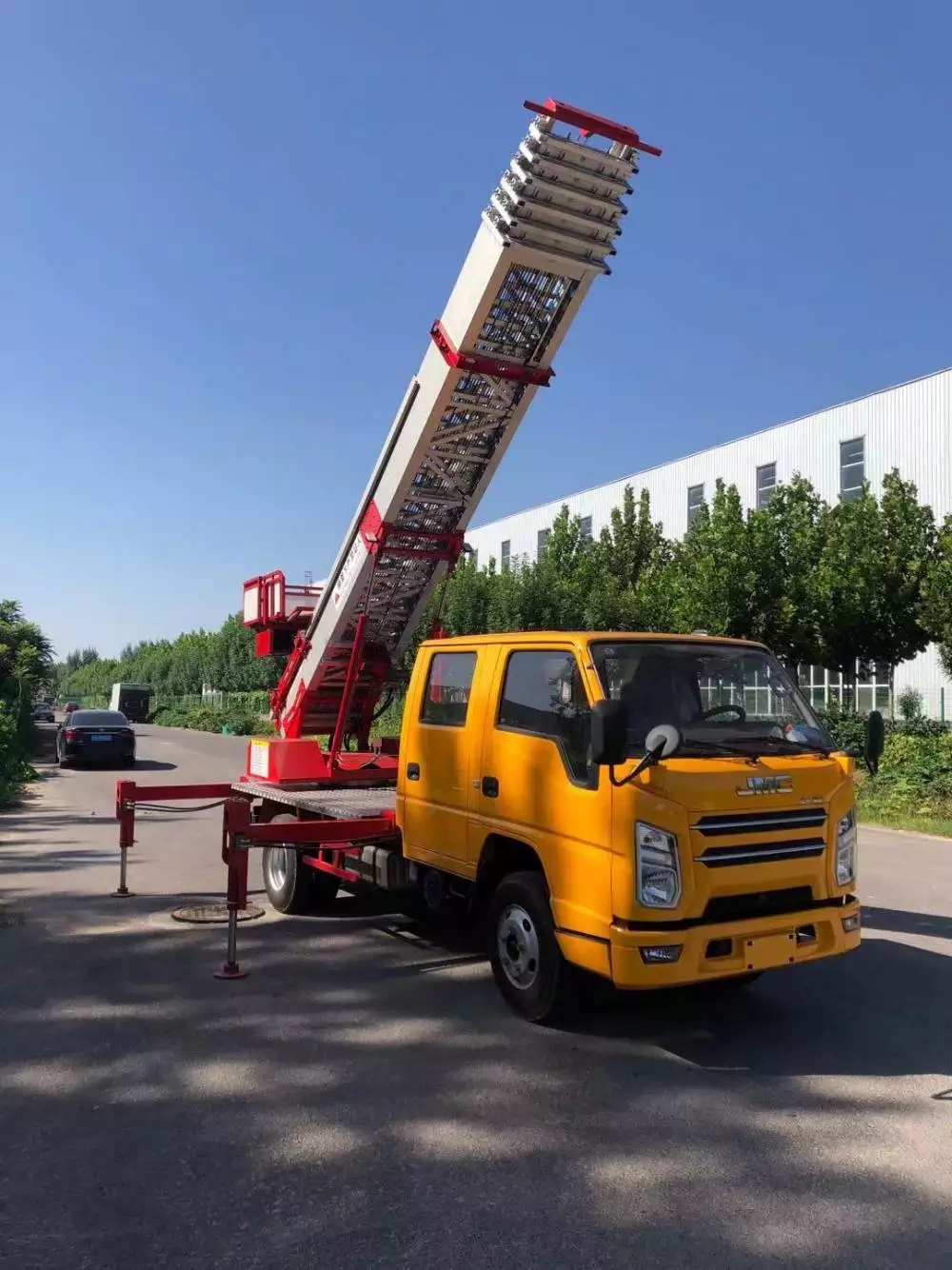 卢市镇附近的云梯车出租服务：轻松解决高空作业需求